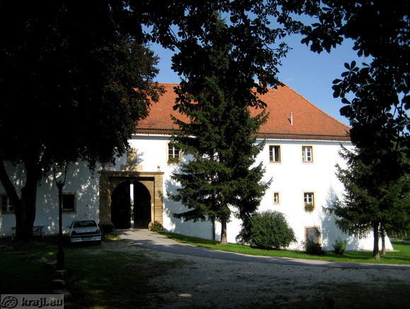 Zahodna stran gradu z glavnim vhodom