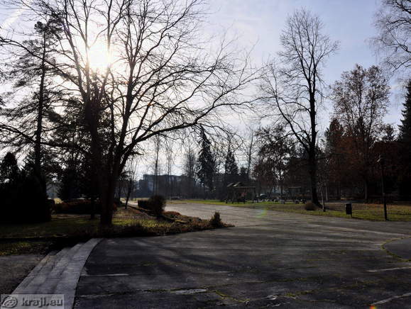 Pogled na otroško igrišče od spomenika Tri Gracije