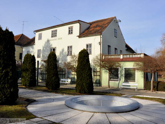 Radgona House near fountain