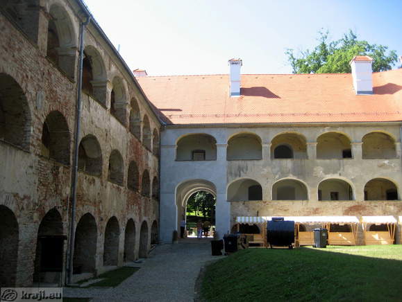 Pogled na vhodni del gradu z notranjega grajskega dvorišča