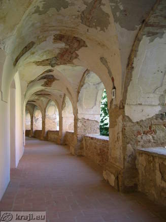 Arkadni hodnik v zgornjem nadstropju