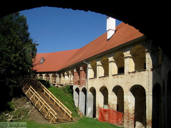 Pogled na severni del gradu in grajsko dvorišče