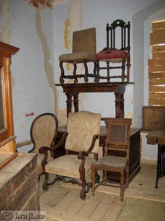 Staro pohištvo v gradu Grad
