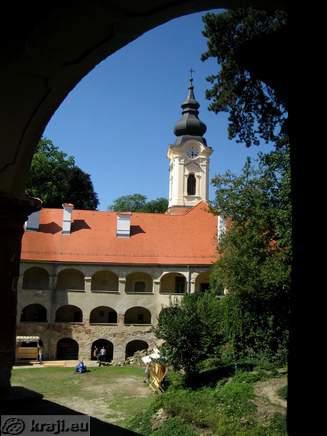 Pogled na zvonik izpod arkade ob notranjem dvorišču