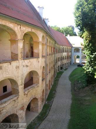 Dvonadstropni arkadni hodnik na jugovzhodnem delu gradu