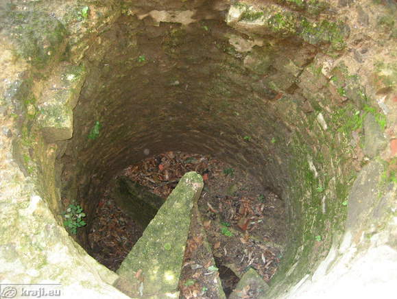 Staro krožno stopnišče na grajskem dvorišču ali vodnjak?