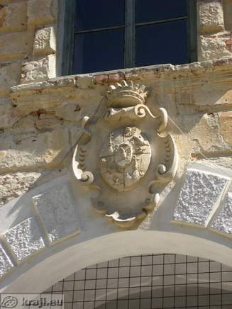 Grb zadnjih lastnikov Szechenyjev nad vhodov