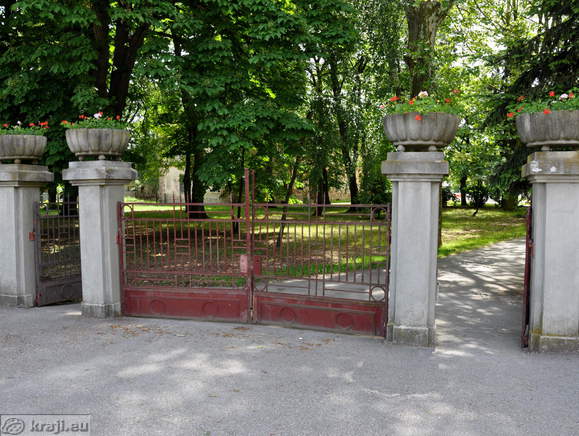 Vhod k cerkvenemu dvorišču