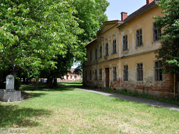 Vodnjak pred staro šolo