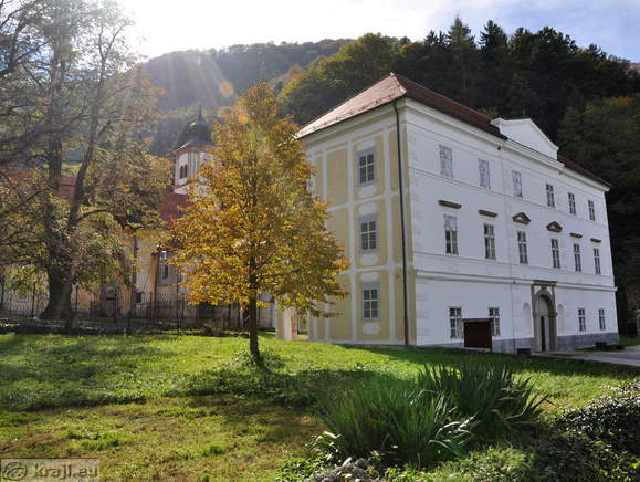 Pogled strani na vhod v samostan