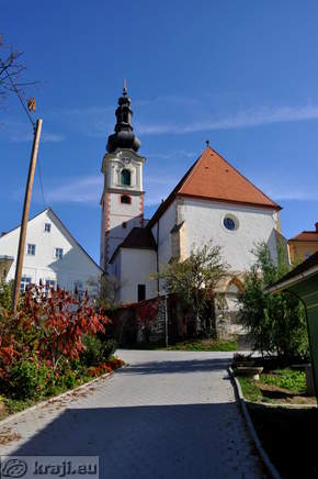 Path from the parking area in Lenart to the church