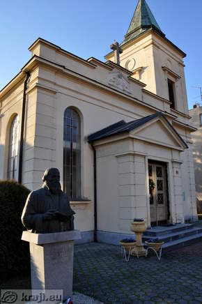 Doprsni kip Primoža Trubarja pri Evangeličanski cerkvi