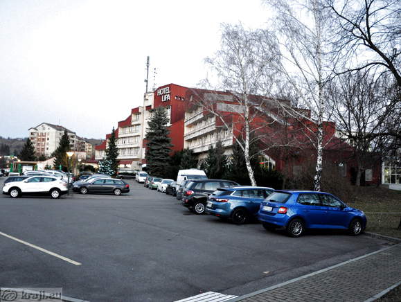 Parkirišče pred hotelom Lipa