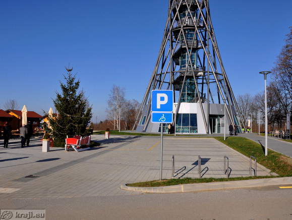 Main parking area in front of Vinarium