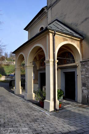 Nadstrešek pri vhodoma