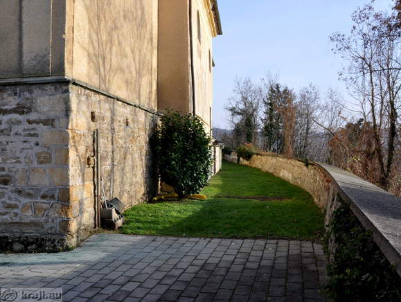 Zid ob cerkvi sv. Petra