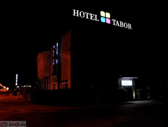 Hotel Tabor ponoči