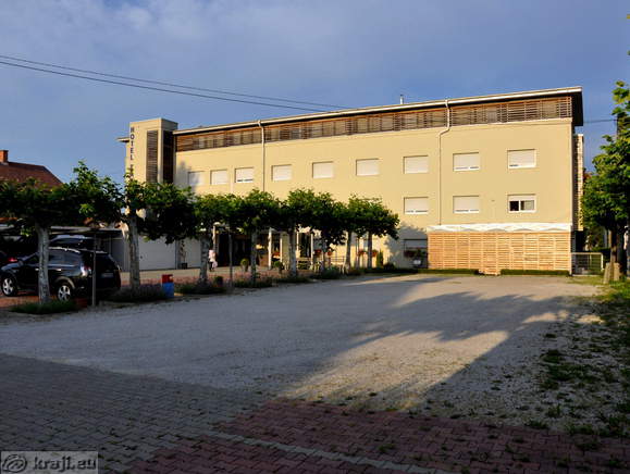 Veliko parkirišče ob Hotelu Tabor