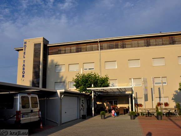 Vhod v Hotel Tabor s parkirišča