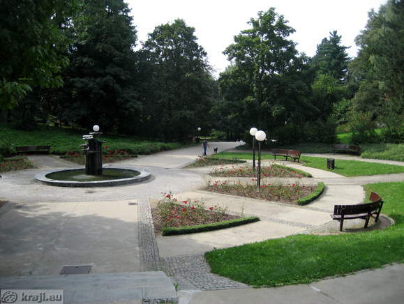 Fontana v parku v bližini Treh ribnikov
