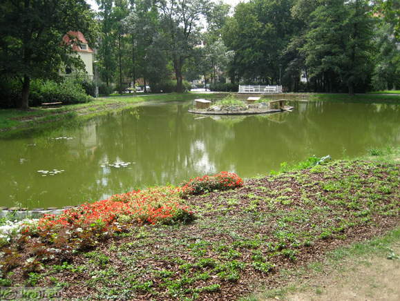 Umetni ribnik v jugovzhodnem delu parka