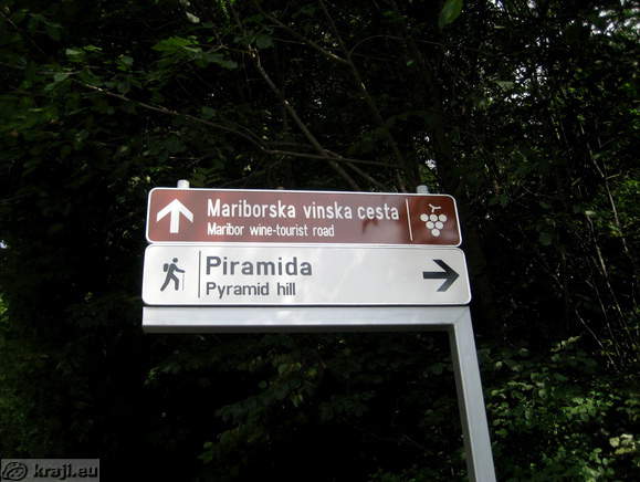Direction sign for Pyramid hill near City Park