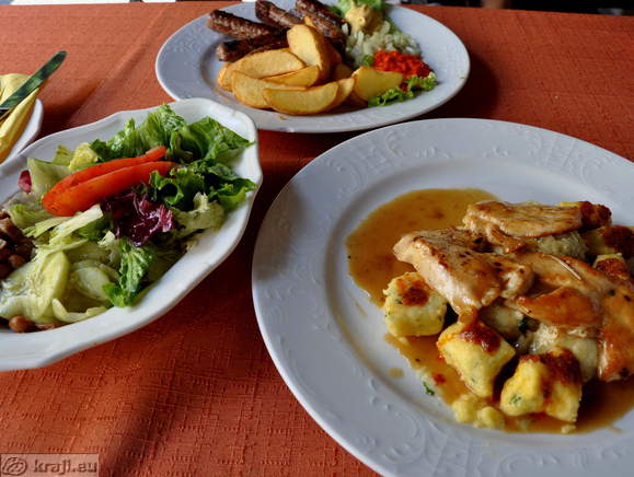 Piščančji medaljoni z zeliščnim pirejem in domačimi njoki