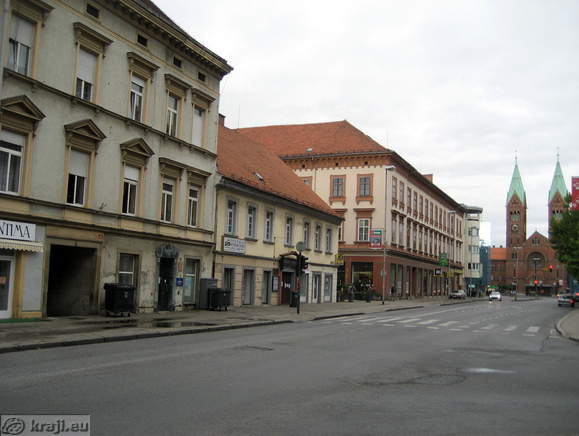 Partizanska cesta s Frančiškansko cerkvijo v ozadju