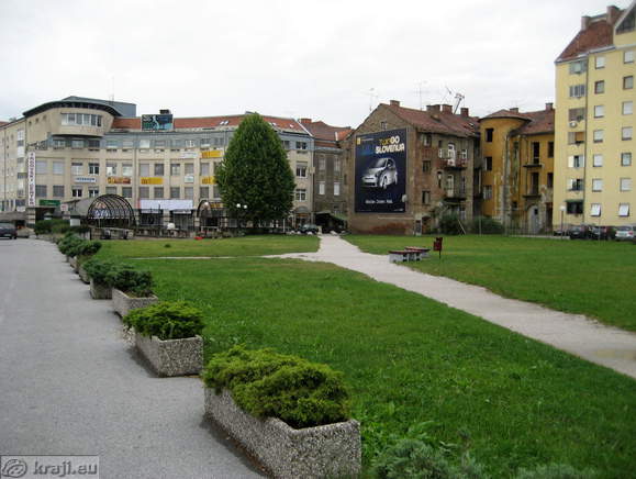 Majhen park in bloki ob Mlinski ulici