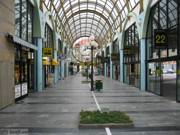 Avtobusna postaja - pasaža pokrita s stekleno streho