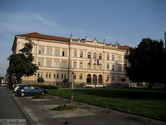 Prva gimnazija na Trgu generala Maistra