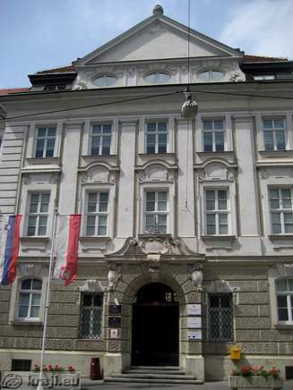 Neobaročna stavba mestne občine je bila zgrajena leta 1911