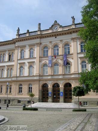Dvonadstropna neorenesančna Prva gimnazija zgrajena v letih 1871-73 (arhitekt Wilhelm Bücher)