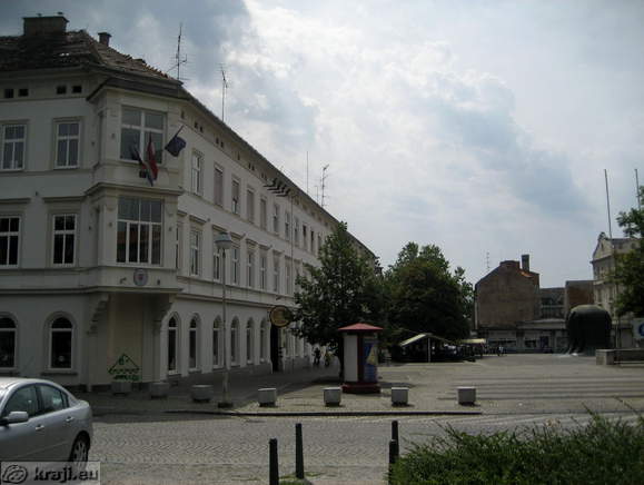 Pogled na Trg svobode s Konzulatom Hrvaške