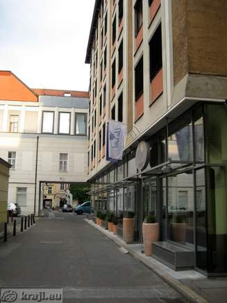 Volkmerjev prehod, kjer je vstop v recepcijo Hotela Orel in Hotela Uni / Youth Hostel