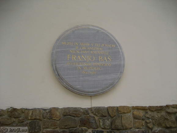 Spominska plošča Franju Bašu, ki je organiziral muzej in arhiv