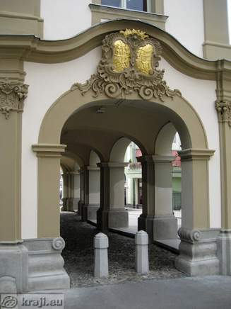 Arkadni hodnik ob stopnišču