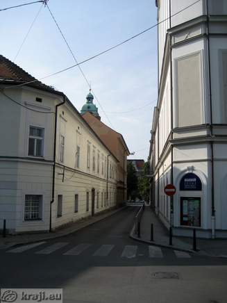 South part of Gledaliska ulica that leads to Slomskov trg