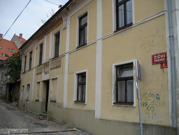 Zicki prehod that connects Koroska cesta and Vojasniski trg