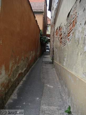 Narrow Minoritski prehod from Koroska cesta that leads to Vojasniski trg