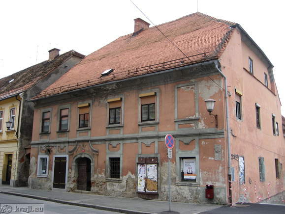 Building near Koroska cesta with city arms