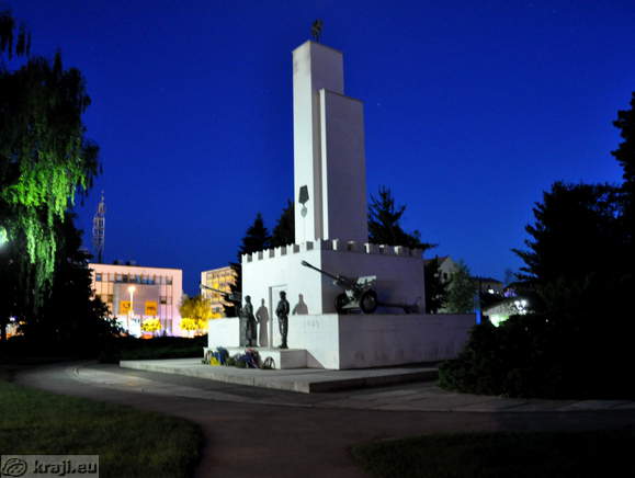 Spomenik zmage ponoči