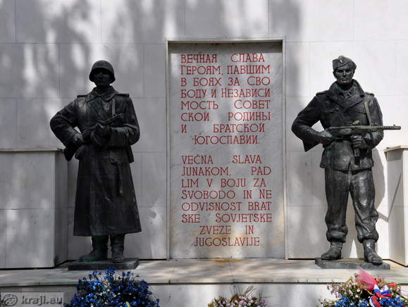 Kip slovenskega partizana in ruskega vojaka na Trgu zmage
