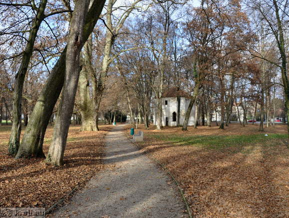 Grajski park s kapelo