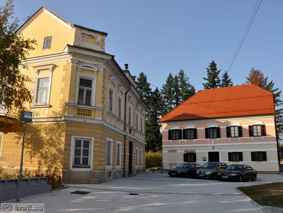 Manjši trg okrog cerkve