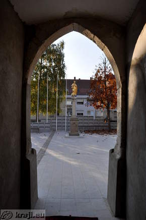 Marijin steber skozi gotski vhod cerkve