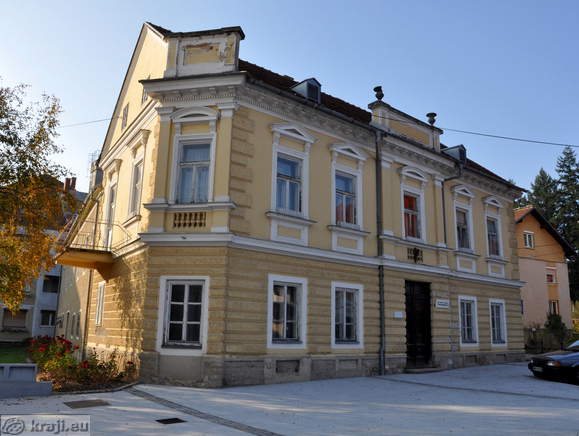 Stavba v bližini cerkve s spominsko ploščo 