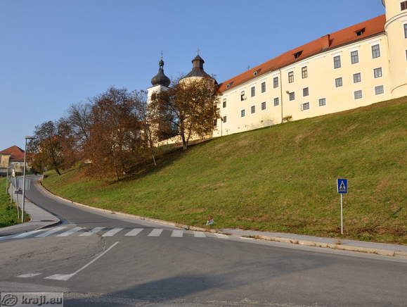 Cesta proti cerkvi in gradu