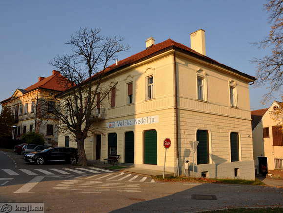 Stavbe v bližini cerkve sv. Trojice