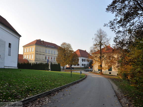 Osnovna šola, župnišče in ostale stavbe v Veliki Nedelji